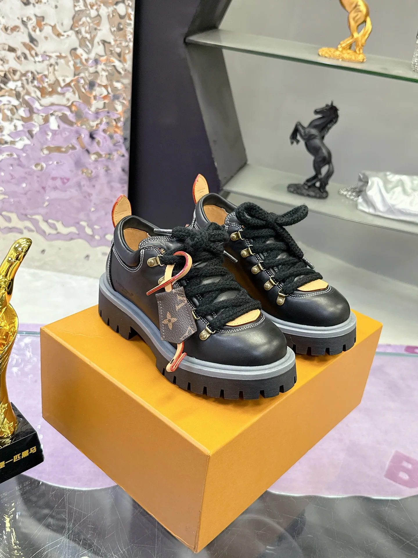 Factory price: 700💰 LV | Louis Vuitton 🧡💚2025 autumn and winter new style, top version ⚠️ The counter features the latest LV REMIX lace-up mountaineering derby shoes, new hard goods 🆕 ❥BS purchasing level! Full of high-end feel! A popular model among bloggers at home and abroad, it’s retro and fashionable, and looks stunning on your feet! Mainly recommended model on the official website★ ▪️Upper: top-quality first-layer cowhide ▪️Inner lining: imported sheepskin ▪️Outsole: original molded T men's shoes 💰U anti-slip outsole ▪️Sole height: 3.5cm ▪️Shoe size: Female 35-41 (41 customized, non-refundable) Male 39-45 (46 customized, non-refundable)